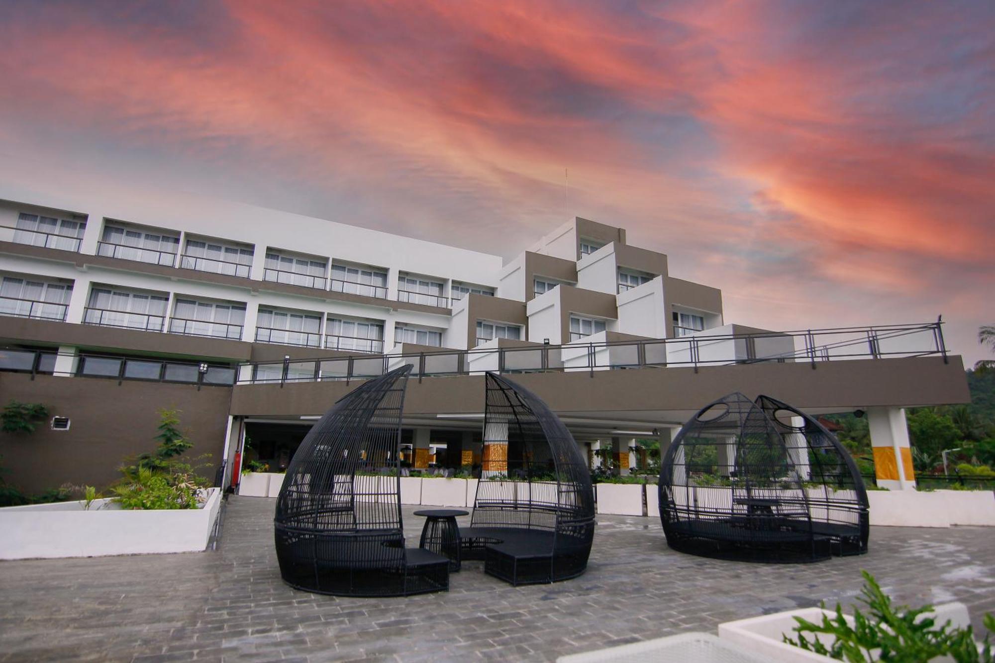 Raja Hotel Kuta Mandalika Resort & Convention Zewnętrze zdjęcie